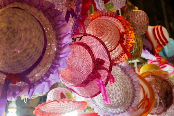 Quels types de chapeaux peuvent complémenter une robe d'été pour un événement en plein air ?