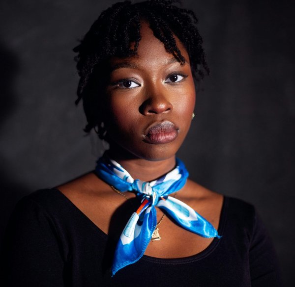 Quelle technique pour nouer un foulard long en laine autour du cou sans ajouter de volume?