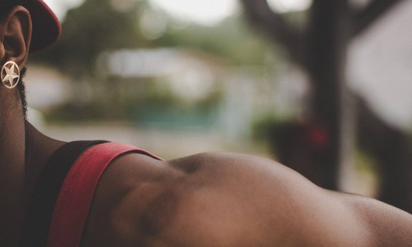 Quels exercices aident à sculpter les épaules pour une allure élégante dans une robe sans manches?