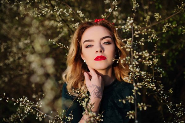 Comment choisir une montre sophistiquée pour souligner une tenue professionnelle féminine?