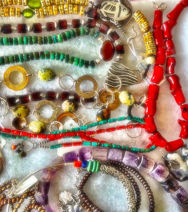 Comment intégrer efficacement des bijoux en perles pour rehausser une tenue de bureau sobre?